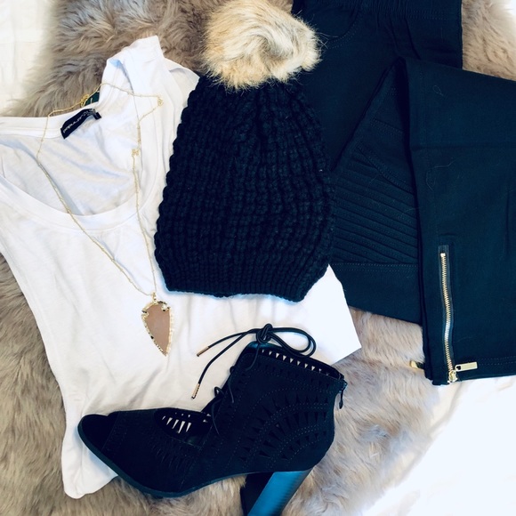 ⚡️ The White Muscle Tank - Picture 2 of 8